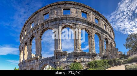 Vista panoramica dell'Arena di Pola in Croazia. Punto di riferimento europeo durante la giornata estiva di sole. Anfiteatro romano in Istria. Foto Stock