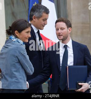 Parigi, Francia. 31 ottobre 2023. Il ministro dello sport francese Amelie Oudea-Castera, il ministro degli interni francese Gerald Darmanin e il ministro dei trasporti francese Clement Beaune lasciano il Palazzo presidenziale dell'Elysee alla fine della riunione settimanale del gabinetto a Parigi, il 31 ottobre 2023. Foto di Jean-Bernard Vernier/JBV News/ABACAPRESS.COM Credit: Abaca Press/Alamy Live News Foto Stock