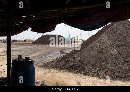 Il più grande centro commerciale del carbone in Bangladesh. Questa immagine è stata scattata il 29 maggio 2022 da Gabtoli, Bangladesh Foto Stock
