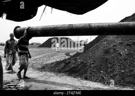 Il più grande centro commerciale del carbone in Bangladesh. Questa immagine è stata scattata il 29 maggio 2022 da Gabtoli, Bangladesh Foto Stock