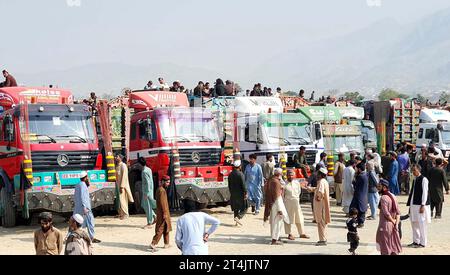 Un gran numero di famiglie di rifugiati afghani non registrati stanno volentieri sbarcando la loro terra d'origine con le loro case necessarie dopo che il governo del Pakistan ha deciso, nella riunione del comitato apice, di restituire tutti gli afghani che vivono in Pakistan illegalmente, al confine di Torkham a Landikotal martedì 31 ottobre 2023. Le famiglie afghane provenienti da diverse parti delle province del Punjab e di Khyber Pakhtunkhwa sono tenute in un centro di facilitazione stabilito a Landikotal, dove vengono deportate attraverso il valico di frontiera di Torkham. Foto Stock