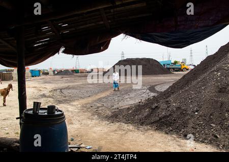 Il più grande centro commerciale del carbone in Bangladesh. Questa immagine è stata scattata il 29 maggio 2022 da Gabtoli, Bangladesh Foto Stock