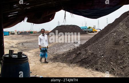 Il più grande centro commerciale del carbone in Bangladesh. Questa immagine è stata scattata il 29 maggio 2022 da Gabtoli, Bangladesh Foto Stock