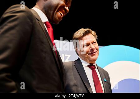 Industriekonferenz 2023: Wally Adeyemo Robert Habeck Europa, Deutschland, Berlino, 31.10.2023: Industriekonferenz 2023 - US-stellv. Finanzminister Wally Adeyemo in Gesräch mit Bundeswirtschaftsminister Robert Habeck. Industriekonferenz 2023 mit hochrangigen Akteurinnen und Akteuren aus dem in- und Ausland, aus industrie, Wirtschaft, Arbeitgeberverbänden, Gewerkschaften und Politik . Gesprächsthemen sind die Herausforderungen fuÌˆr die Transformation und aktuelle industriepolitische Entwicklungen. IM Vordergrund stehen die Handlungsfelder Wettbewerbsfähigkeit, Klimaschutz, Lieferketten, Rohstof Foto Stock