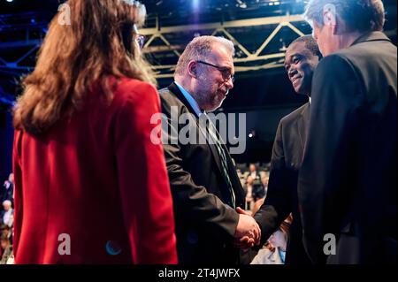 Industriekonferenz 2023: Wally Adeyemo Siegfried Russwurm Europa, Deutschland, Berlino, 31.10.2023: Industriekonferenz 2023 - US-stellv. Finanzminister Wally Adeyemo in Gesräch mitSiegfried Russwurm - BDI. Industriekonferenz 2023 mit hochrangigen Akteurinnen und Akteuren aus dem in- und Ausland, aus industrie, Wirtschaft, Arbeitgeberverbänden, Gewerkschaften und Politik . Gesprächsthemen sind die Herausforderungen fuÌˆr die Transformation und aktuelle industriepolitische Entwicklungen. IM Vordergrund stehen die Handlungsfelder Wettbewerbsfähigkeit, Klimaschutz, Lieferketten, Rohstoffversorgung Foto Stock