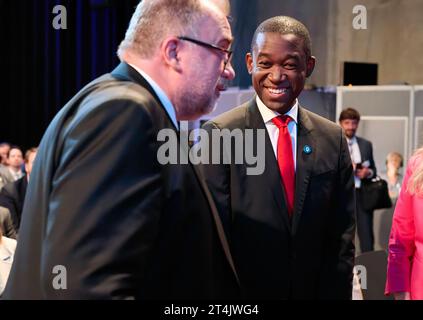 Industriekonferenz 2023: Wally Adeyemo Siegfried Russwurm Europa, Deutschland, Berlino, 31.10.2023: Industriekonferenz 2023 - US-stellv. Finanzminister Wally Adeyemo in Gesräch mitSiegfried Russwurm - BDI. Industriekonferenz 2023 mit hochrangigen Akteurinnen und Akteuren aus dem in- und Ausland, aus industrie, Wirtschaft, Arbeitgeberverbänden, Gewerkschaften und Politik . Gesprächsthemen sind die Herausforderungen fuÌˆr die Transformation und aktuelle industriepolitische Entwicklungen. IM Vordergrund stehen die Handlungsfelder Wettbewerbsfähigkeit, Klimaschutz, Lieferketten, Rohstoffversorgung Foto Stock