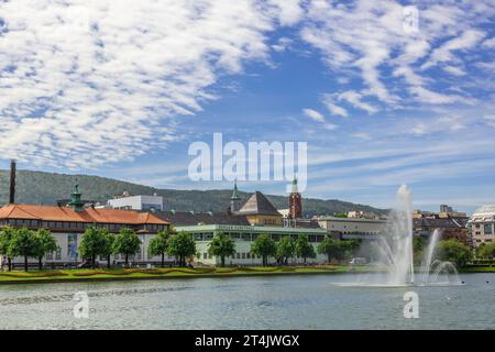 Vista sul lago Lille Lungegardsvannet nella città norvegese di Bergen Foto Stock