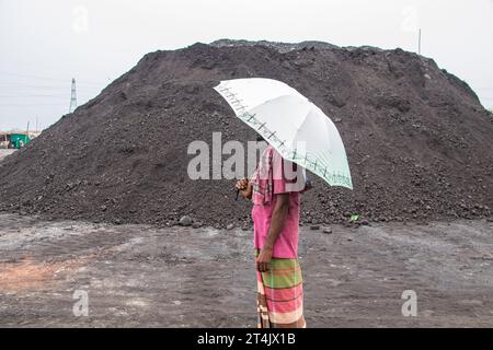 Il più grande centro commerciale del carbone in Bangladesh. Questa immagine è stata scattata il 29 maggio 2022 da Gabtoli, Bangladesh Foto Stock