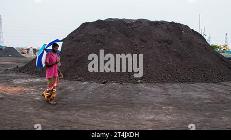 Il più grande centro commerciale del carbone in Bangladesh. Questa immagine è stata scattata il 29 maggio 2022 da Gabtoli, Bangladesh Foto Stock