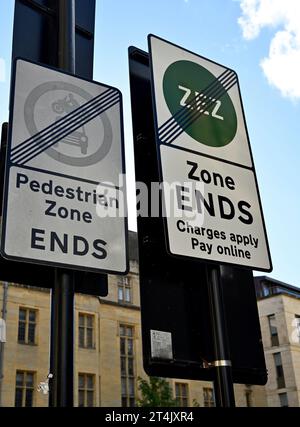 L'indicazione stradale Zero Emission zone (ZEZ) termina con la zona pedonale, Oxford, Regno Unito Foto Stock