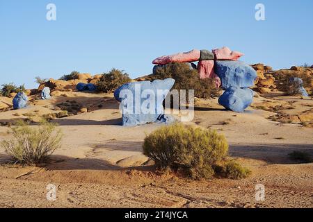 Rocce dipinte vicino alla città africana di Tafraout nella provincia di Tiznit, Souss-massa in Marocco, cielo blu cristallino nel 2023 calda e soleggiata giornata invernale di gennaio. Foto Stock
