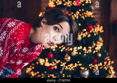 Foto ravvicinata di labbra povere ricordi da bambina cartolina persona affascinante isolata su giochi di illuminazione sfondo albero di Natale Foto Stock