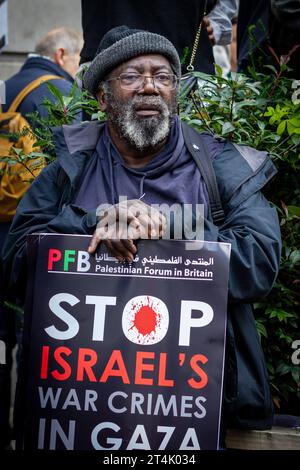 Un manifestante si ferma brevemente mentre i manifestanti marciano lungo Regents Street. Foto Stock