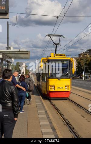 Vicino al tram, centro di Varsavia, Polonia Foto Stock