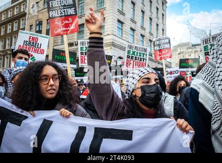 la marcia pro-palestinese a Londra su Gaza porta migliaia in città. Foto Stock