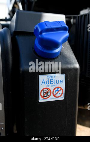 Serbatoio del serbatoio AdBlue su un veicolo con segnali di avvertenza di non aggiungere acqua o carburante. L'AdBlue converte l'ossido di azoto in azoto e acqua dalle emissioni. Foto Stock