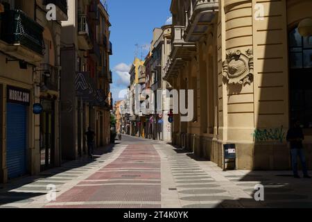 Figueres, Spagna - 13 maggio 2023: Strade vuote in un fine settimana. Foto Stock