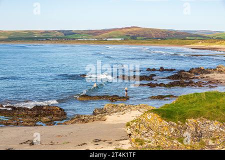 Anziani che nuotano nel mare a Machrihanish, nella penisola di Kintyre, Argyll & Bute, Scozia, Regno Unito Foto Stock