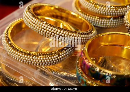 I bracciali dell'oro indiano esposti in un negozio locale in un mercato di Pune, India, questi bracciali sono fatti dell'oro e del diamante come accessori di bellezza dal wom indiano Foto Stock