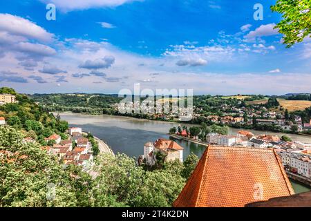 Vista panoramica di Passau. Skyline aereo della città vecchia dal castello di veste Oberhaus . Confluenza di tre fiumi Danubio, Inn, Ilz, Baviera, Germania. Foto Stock