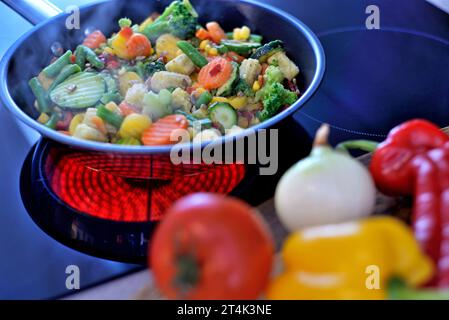 Preparare il cibo. Prodotti alimentari sul ripiano della cucina. Foto Stock