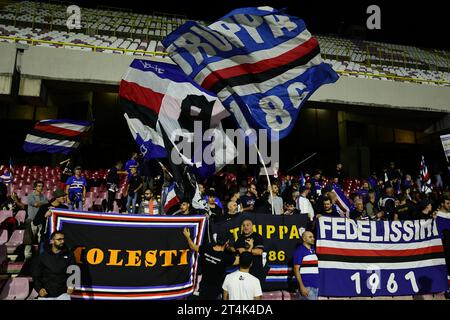 Salerno, Italia. 31 ottobre 2023. I tifosi della Sampdoria si divertono durante la partita di Coppa Italia tra US Salernitana e UC Sampdoria allo stadio Arechi di Salerno (Italia), 31 ottobre 2023. Crediti: Insidefoto di andrea staccioli/Alamy Live News Foto Stock