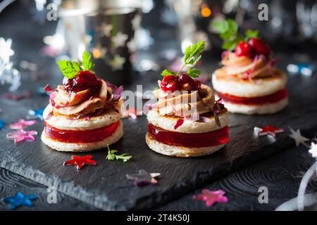 Antipasto natalizio con foie gras, chutney di mirtilli e gelatina Foto Stock