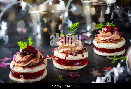 Antipasto natalizio con foie gras, chutney di mirtilli e gelatina Foto Stock