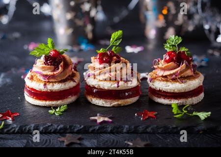 Antipasto natalizio con foie gras, chutney di mirtilli e gelatina Foto Stock