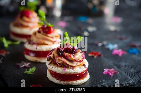 Antipasto natalizio con foie gras, chutney di mirtilli e gelatina Foto Stock