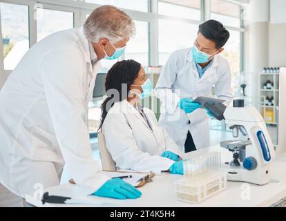 Lavorare insieme per provare una nuova teoria. un gruppo di scienziati che lavorano insieme in un laboratorio. Foto Stock