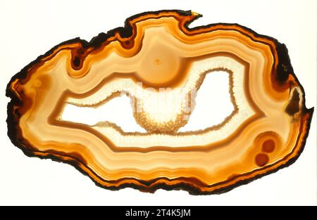 Agate è un mineraloide formato da microcristalli di calcedonia. I campioni lucidati hanno un grande valore ornamentale. Foto Stock