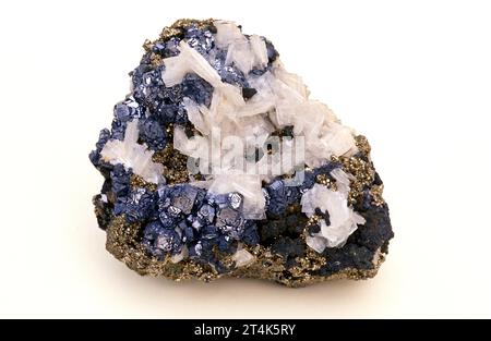 Baryte (bianco traslucido), calcopirite (dorata) e galena (grigia). La barita o barite è un minerale di solfato di bario. La calcopirite è un solfo di rame-ferro Foto Stock