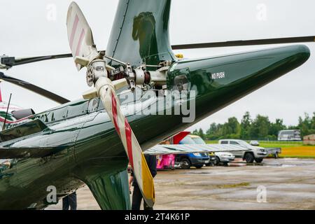 Liepaja, Lettonia- 06 agosto 2023: Primo piano del rotore posteriore e delle pale dell'elicottero Agusta A109 all'airshow, ingranaggio di comando dell'elica Foto Stock
