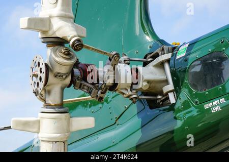 Liepaja, Lettonia- 06 agosto 2023: Primo piano del rotore posteriore e delle pale dell'elicottero Agusta A109 all'airshow, ingranaggio di comando dell'elica Foto Stock