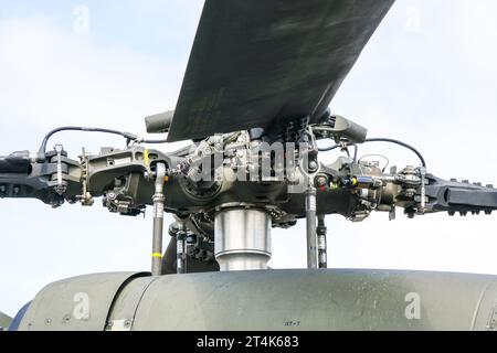 Liepaja, Lettonia- 06 agosto 2023: Primo piano del rotore e delle pale dell'elicottero Black Hawk UH-60 all'airshow, ingranaggio di trasmissione dell'elica, rotore dell'elicottero Foto Stock