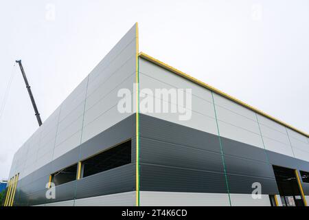 Nuova facciata moderna di edifici industriali a pannelli sandwich grigi bicolore, nuovo edificio industriale, parete a pannelli sandwich Foto Stock