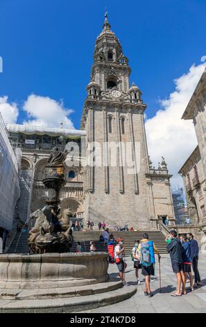 Europa, Spagna, Galizia, Cattedrale di Santiago de Compostela da Praza das Praterías con fonte dos Cavalos (Fontana) Foto Stock