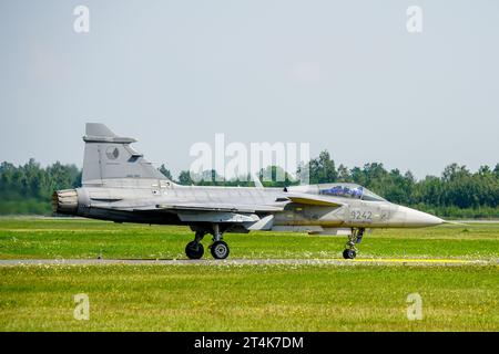 Liepaja, Lettonia- 06 agosto 2023: SAAB JAS-39C Gripen caccia multiruolo della Czech Air Force che opera dall'aeroporto di Liepaja Foto Stock