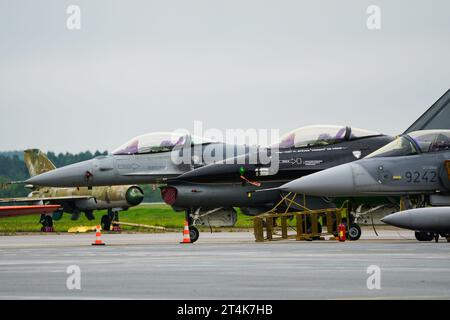 Liepaja, Lettonia- 06 agosto 2023: Caccia multiruolo General Dynamics F-16AM e SAAB JAS-39C Gripen all'aeroporto, caccia all'aeroporto Foto Stock