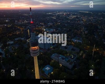 Vista aerea dei droni sulla torre della televisione di Dortmund. Foto Stock