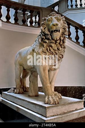 Leone, all'inizio del II secolo d.C., da un monumento funerario, Leone Farnese museo Archeologico Nazionale di Napoli Italia. Foto Stock