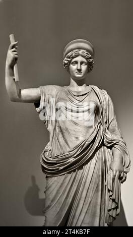 Collezione Farnese - Hera (Efeso - tipo viennese) arte romana, Statua di Hera Efeso-Vienna tipo Hera Farnese - Statua di Hera tipo Efeso-Vienna, Hera Farnese museo Archeologico Nazionale di Napoli Italia. Foto Stock