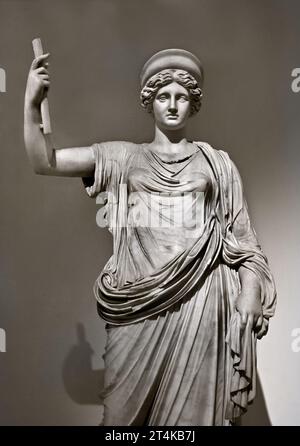 Collezione Farnese - Hera (Efeso - tipo viennese) arte romana, Statua di Hera Efeso-Vienna tipo Hera Farnese - Statua di Hera tipo Efeso-Vienna, Hera Farnese museo Archeologico Nazionale di Napoli Italia. Foto Stock