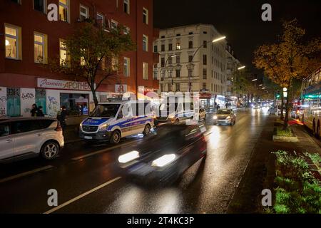 Berlino, Germania. 31 ottobre 2023. I veicoli della polizia sono parcheggiati a Sonnenallee. La polizia di Berlino ha aumentato la sua presenza nella zona della città a causa di Halloween il martedì sera. Credito: Jörg Carstensen/dpa/Alamy Live News Foto Stock