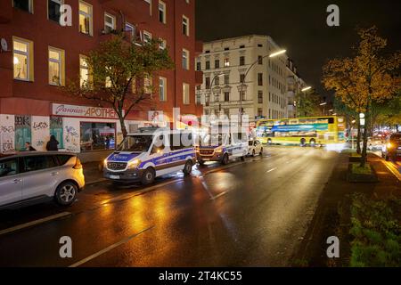 Berlino, Germania. 31 ottobre 2023. I veicoli della polizia sono parcheggiati a Sonnenallee. La polizia di Berlino ha aumentato la sua presenza nella zona della città a causa di Halloween il martedì sera. Credito: Jörg Carstensen/dpa/Alamy Live News Foto Stock