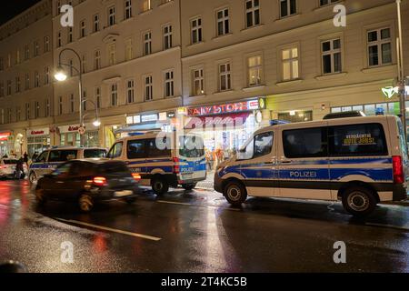 Berlino, Germania. 31 ottobre 2023. I veicoli della polizia sono parcheggiati a Hermannplatz. La polizia di Berlino ha aumentato la sua presenza nella zona della città a causa di Halloween il martedì sera. Credito: Jörg Carstensen/dpa/Alamy Live News Foto Stock