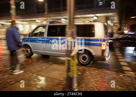 Berlino, Germania. 31 ottobre 2023. Un veicolo della polizia guida su Hermannplatz. La polizia di Berlino ha aumentato la sua presenza nella zona della città a causa di Halloween il martedì sera. Credito: Jörg Carstensen/dpa/Alamy Live News Foto Stock