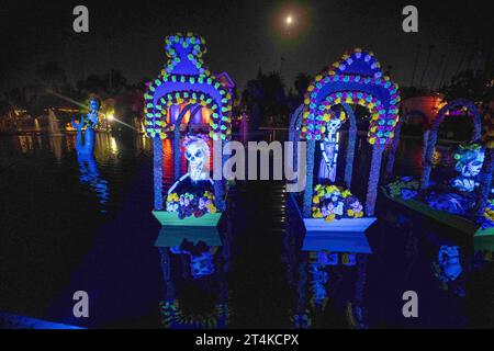 Los Angeles, California, USA. 28 ottobre 2023. La Catrinas in mostra nel lago durante l'evento Noche De los Muertos a Hollywood Forever nella zona di Hollywood di Los Angeles, California, il 28 ottobre 2023. (Immagine di credito: © Jill Connelly/ZUMA Press Wire) SOLO USO EDITORIALE! Non per USO commerciale! Foto Stock