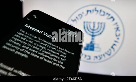 Telefono cellulare con pagina web dell'agenzia di intelligence nazionale israeliana Mossad davanti al logo. Mettere a fuoco in alto a sinistra sul display del telefono. Foto Stock